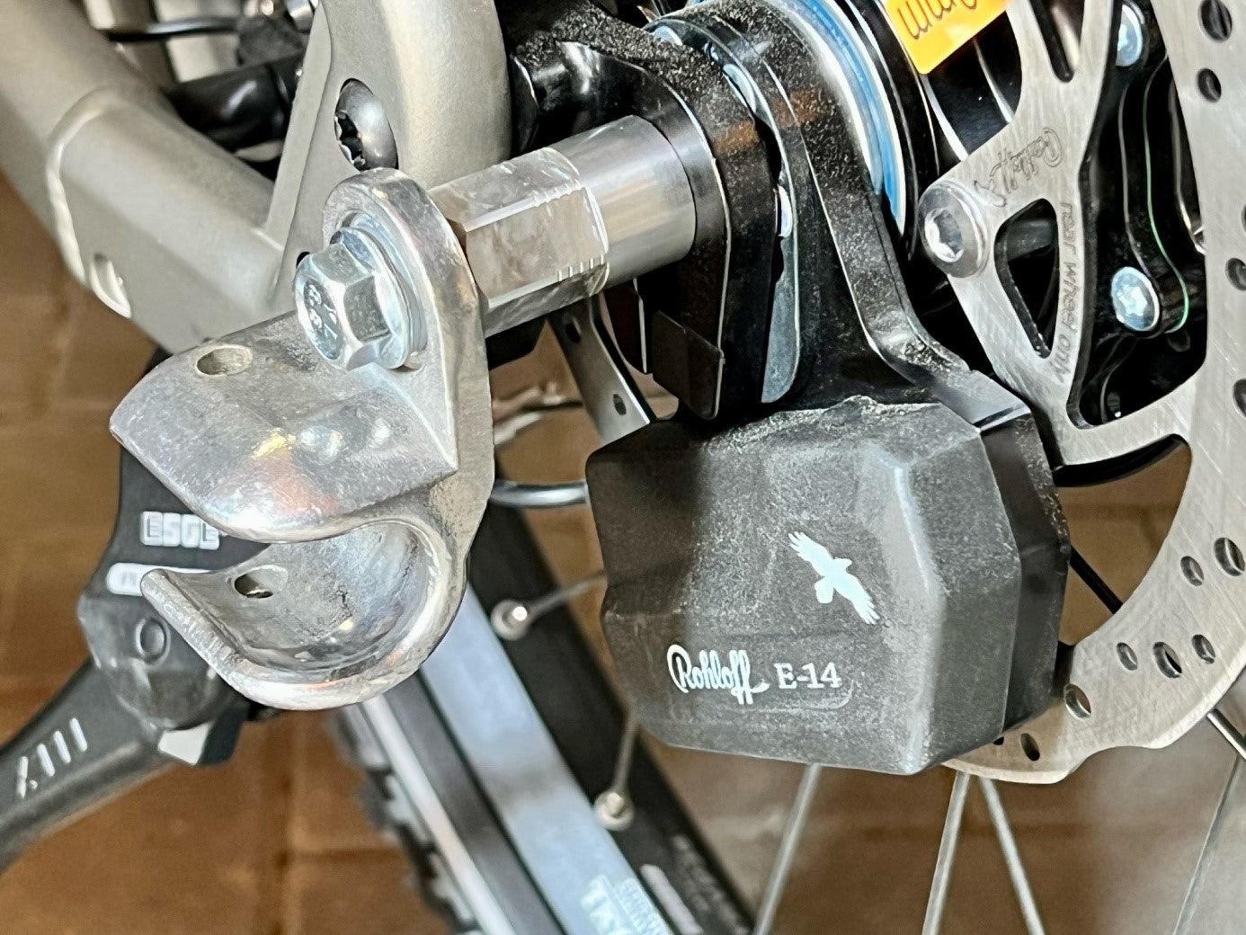 Quick-release axle with universal adapter | clamping length 154mm - 165mm